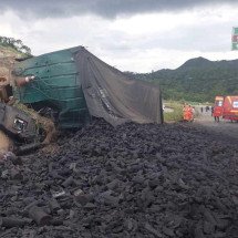 Morre motorista da carreta que bateu na BR-381 e ficou pendurada no viaduto