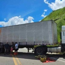 Batida entre carro e carreta deixa três mortos em estrada de MG - Bombeiros Governador Valadares/Divulgação