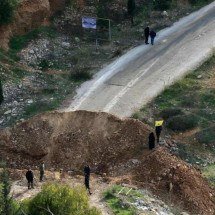 Bloqueio em rodovia no Líbano, que alega ter sido atacado pelo Exército de Israel neste sábado (25/1) - (crédito: Mahmoud ZAYYAT / AFP)