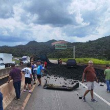 Carreta bate em mureta, fica pendurada e fecha BR-381 no sentido BH