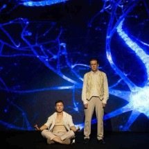 Peça encena diálogo entre os dois lados do cérebro de uma pessoa - Guto Muniz/Divulgação