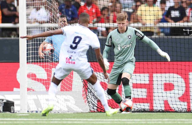 RAUL -  Saiu bem com os pés e defendeu as bolas mais fáceis. Teve pouco trabalho diante do fraquísismo ataque do bangu, que ianda não fez golslanterna do Carioca. NOTA: 6,0 - Foto: Vitor Silva/Botafogo 