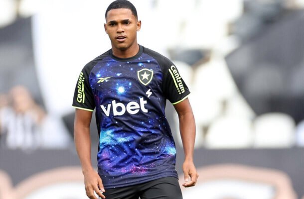 RAFAEL LOBATO - Voltou a ser titular sob o comando de Carlos Leiria e deu ocnta do recado. Teve participação nos dois gols do Botafogo, ajeitando de cabeça para o chute de Patrick de Paula e depois em jogada que terminou com finalização de Kauê Rodrigues. Tem potencial e precisa ser bem trabalhado. NOTA 7,5 - Foto: Vitor Silva/ Botafogo