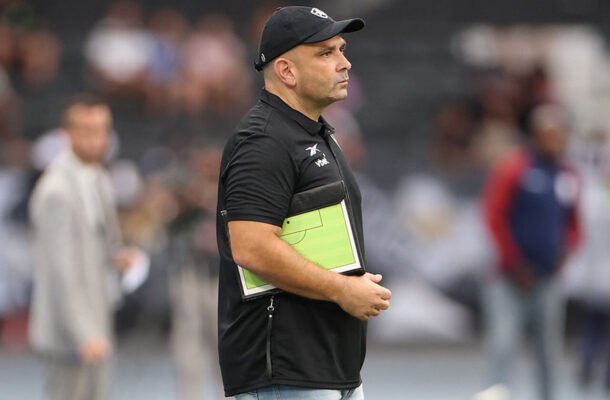 TÉC. CARLOS LEIRIA -  Segue encontrando dificuldades para fazer a equipe se sentir segura em campo. Fica muito refém do que tomou como teoria e precisa mostrar mais leitura de jogo. Seu trabalho sob o ponto de vista coletivo, o de observar seus jogadores, não é boa até o momento. NOTA 6,0 - Foto: Vitor Silva/ Botafogo
