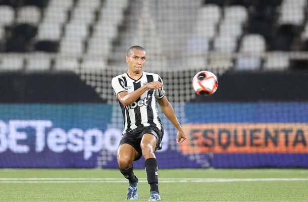 SERAFIM -  Marcou os jogadores do Bangu à distância, a exemplo de outros jogos, mas dessa vez não teve dificuldades para sair jogando. Quando apareceu mais próximo do meio-campo, mostrou-se mais à vontade. - NOTA: 6,5 - Foto: Vitor Silva/Botafogo 