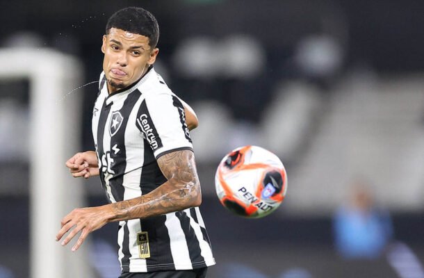 VITINHO VAZ -  Tem bom potencial. Ao ver que não estava rendendepo mais avançado, recuou e cresceu de produção. Com boas construções de jogo, estava começando a se sobressair quando sentiu o cansaço e precisou ser substituído. NOTA 6,5 - Foto: Vitor Silva/ Botafogo