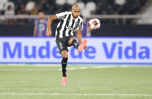 LUCYO -  Mais uma vez titular, fez o básico. Poderia ter sido mais ambicioso em suas investidas pelo corredor esquerdo. Não cometeu vacilos defensivos. NOTA 6,0 - Foto: Vitor Silva/ Botafogo