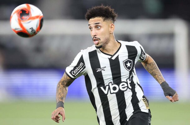 KAUÊ RODRIGUES -  Entrou muito bem. Ficou em campo por 20 minutos e foi dinâmico. Com boa presença na frente, anotou um belo gol no fim da partida.  NOTA 7,0 - Foto: Vitor Silva/ Botafogo