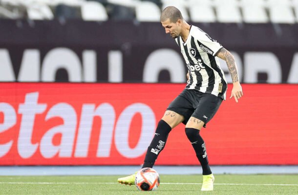 KAUÃ BRANCO -  Buscou o apoio com intensidade, mas faltou entendimento com os homens de lado. Defensivamente, não comprometeu. NOTA 6,0 - Foto: Vitor Silva/ Botafogo