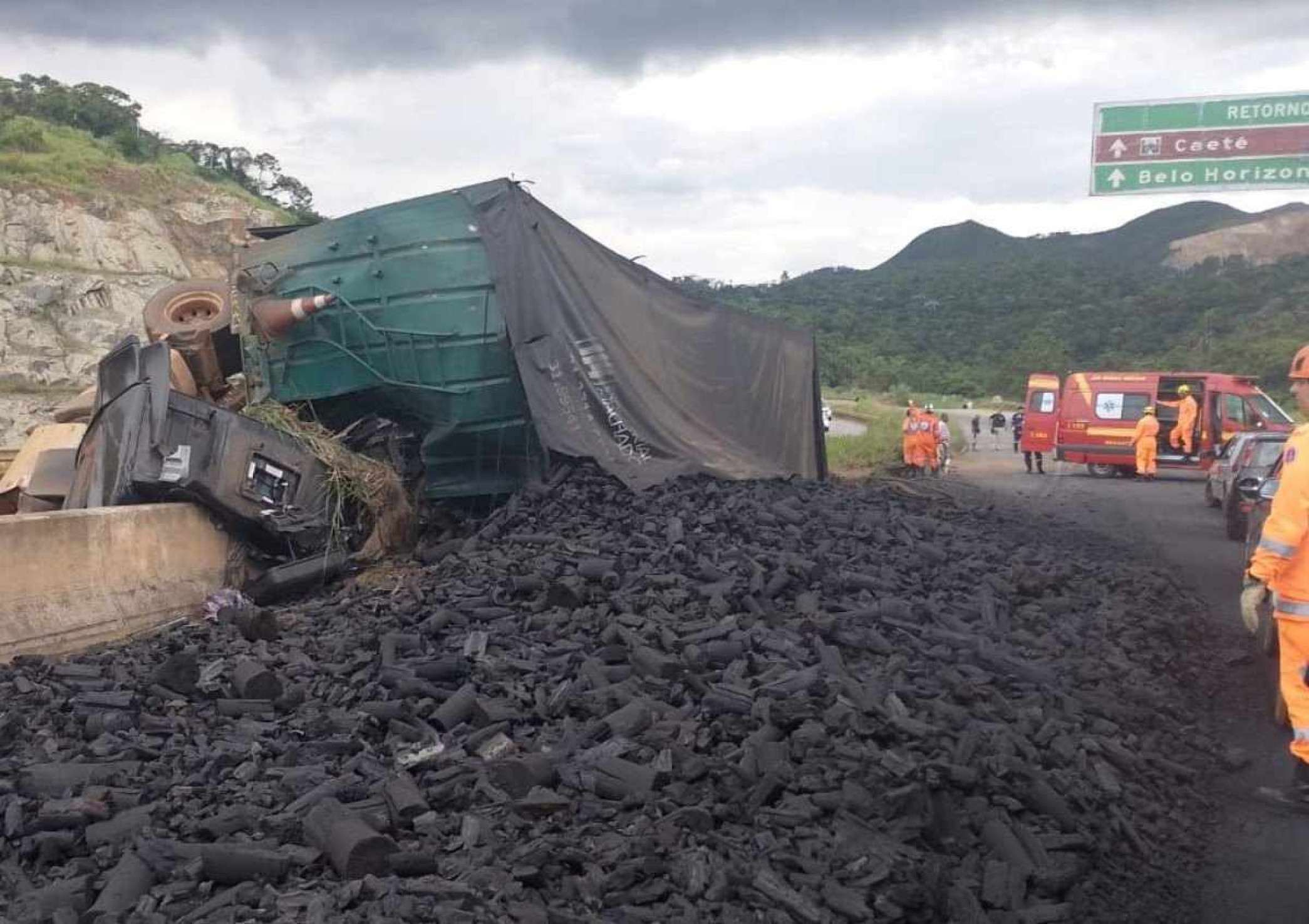 Morre motorista da carreta que bateu na BR-381 e ficou pendurada no viaduto