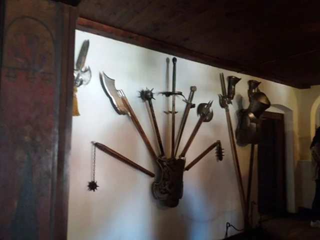 O castelo expõe armas e equipamentos de tortura que renderam a Vlad a fama de um dos monarcas mais cruéis da história. 