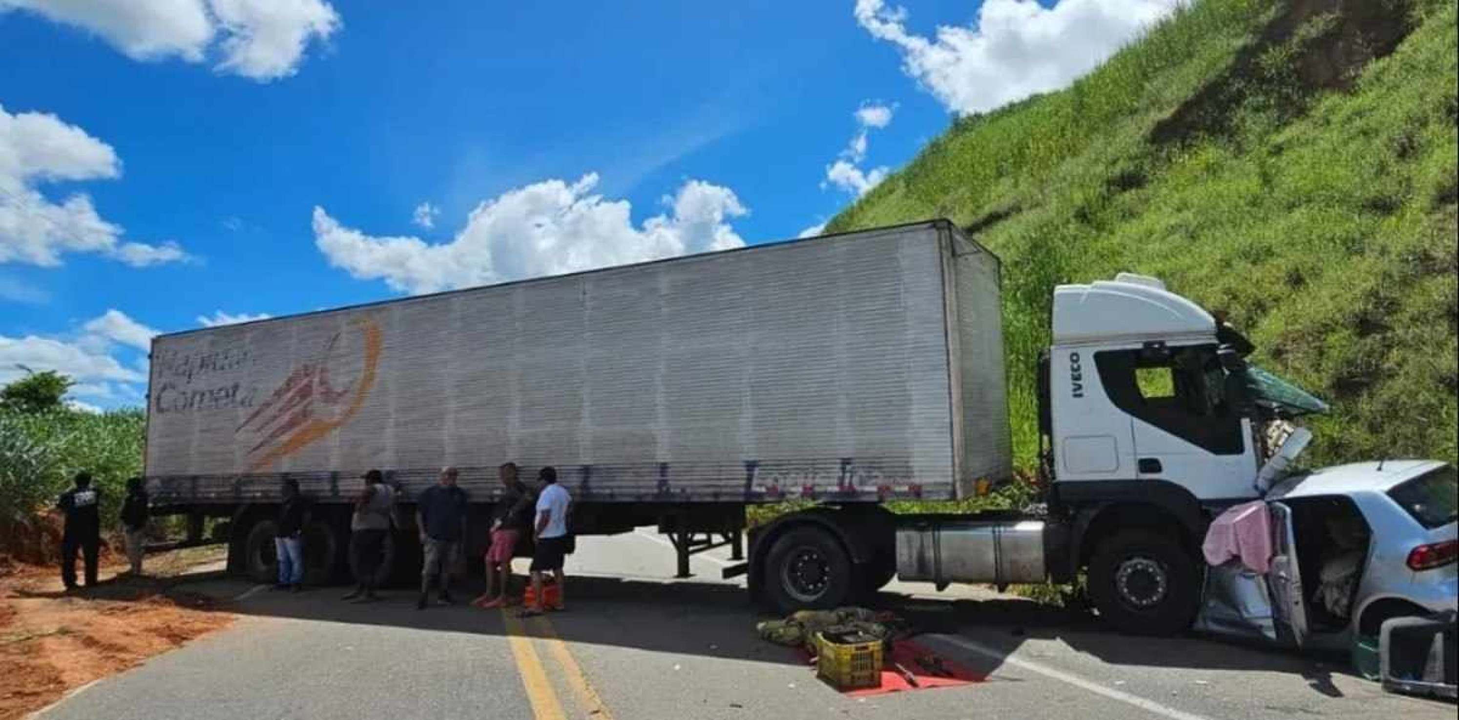 Batida entre carro e carreta deixa três mortos em estrada de MG