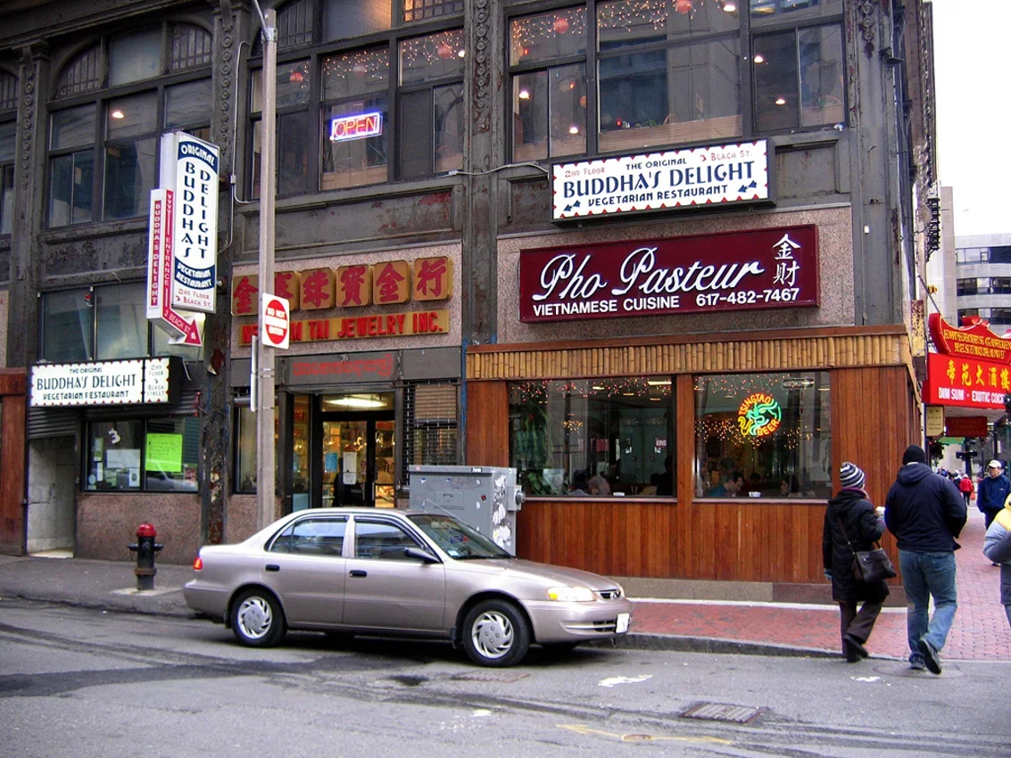 O último censo (2018-2022) do país, porém, não sugere esse risco. De acordo com os dados coletados, 78,3% dos americanos falam somente o inglês em casa. E 61% dos falantes de espanhol dominam a língua inglesa. 