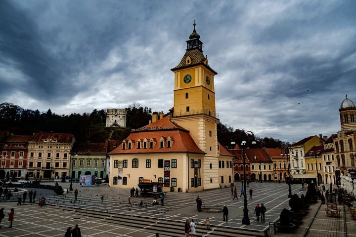 A cidade tem cerca de 290 mil habitantes. Foi fundada em 1211 por cavaleiros da Ordem Teutônica e colonizada pelos saxões. Logo se tornou uma das sete cidadelas muradas da Transilvânia, rodeada pelos Montes Cárpatos.
