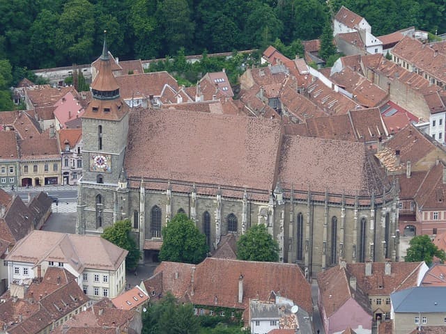 É em Brasov que fica a Igreja Negra (Biserica Neagr?, em romeno, idioma de origem latina como o português). Trata-se de uma bela catedral luterana, em estilo gótico, cuja construção foi iniciada em 1477. O nome foi dado após um incêndio que deixou sua fachada escurecida. 