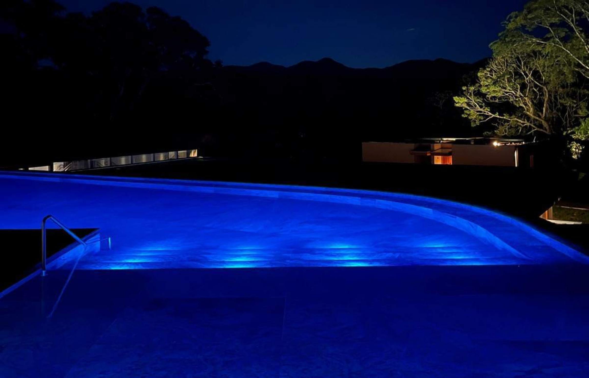 Visão noturna de uma das piscinas do Hotel Clara Arte, dentro de Inhotim-Helvécio Carlos/EM/D.A Press
