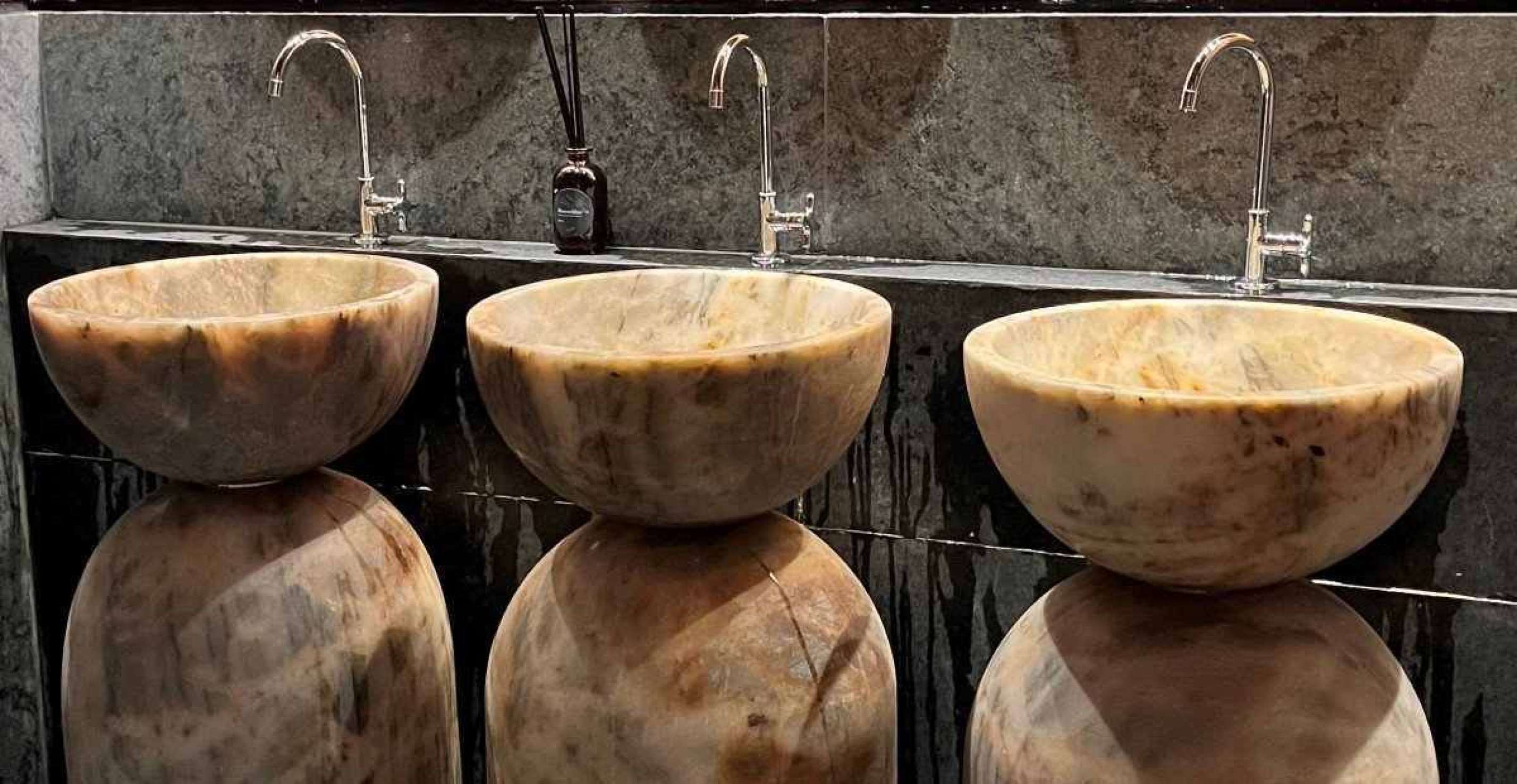 Pedra-sabão, presente na arquitetura colonial mineira, ganha destaque nas instalações do Hotel Clara Arte, dentro de Inhotim-Helvécio Carlos/EM/D.A Press