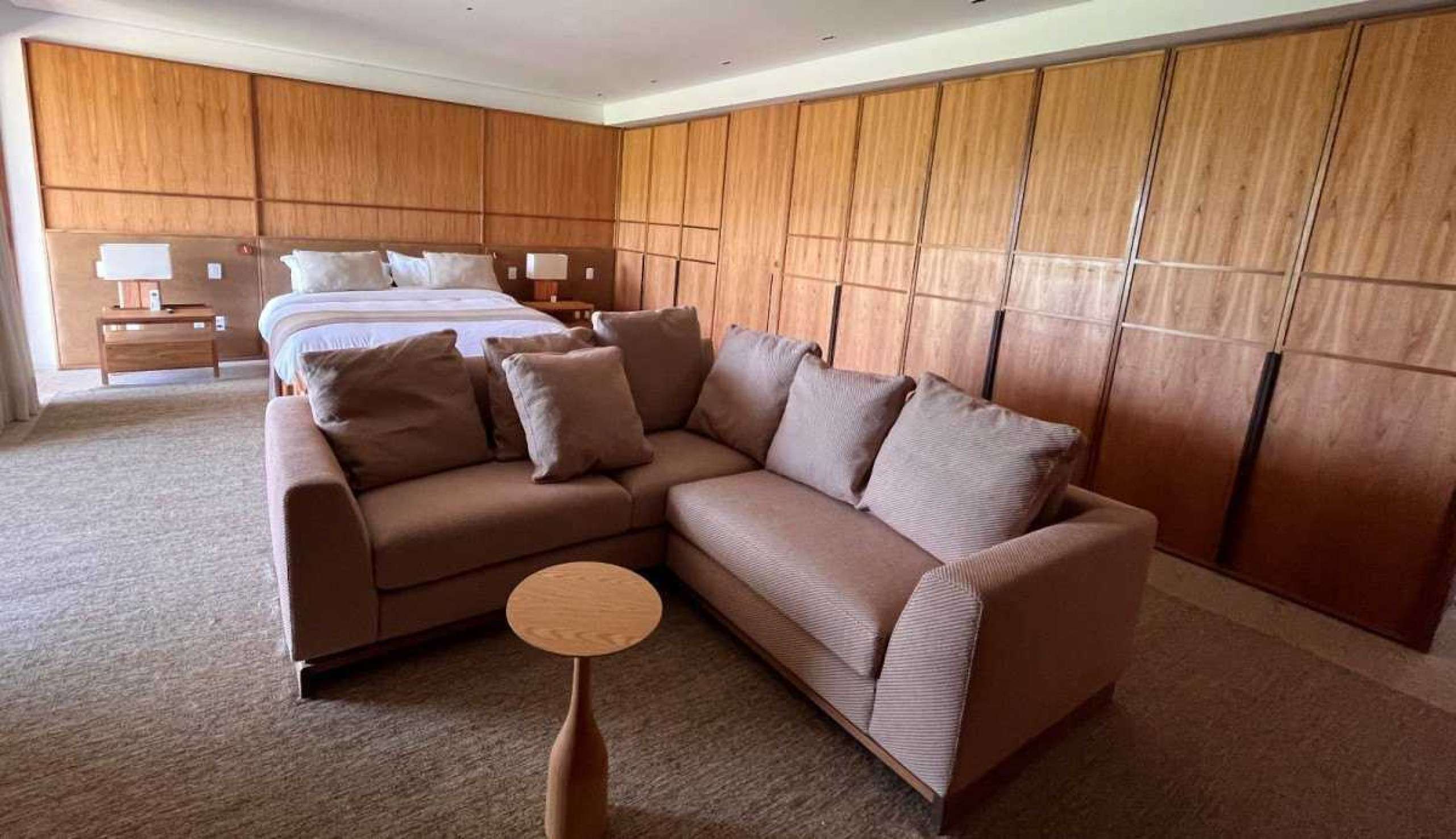 Quarto do Hotel Clara Arte, dentro de Inhotim, decorado em tons pastéis-Helvécio Carlos/EM/D.A Press