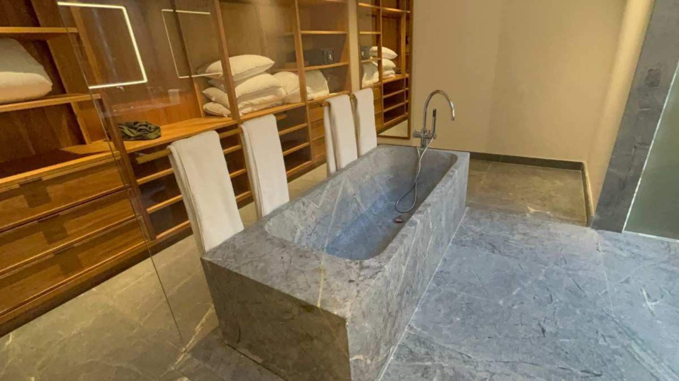 Banheira em pedra-sabão faz parte de alguns bangalôs do Clara Arte, dentro de Inhotim