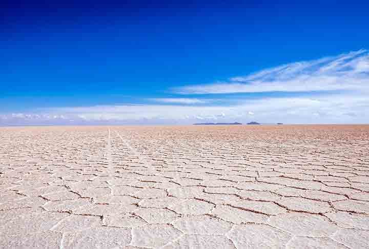 Formado a partir de antigos lagos pré-históricos que secaram, ele cobre a região de Altiplano, a cerca de 3.650 metros acima do nível do mar.