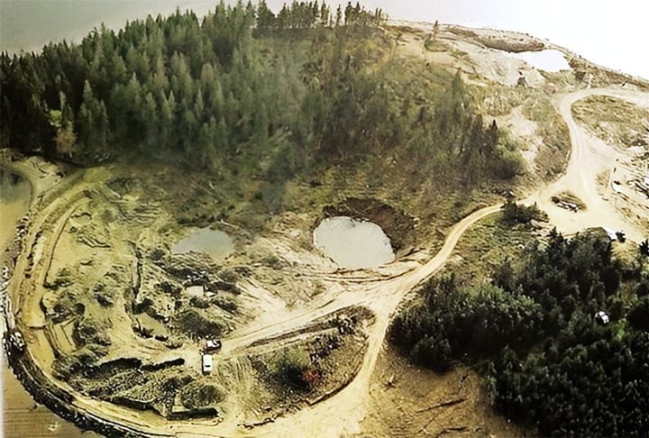  Um poço na Ilha de Oak Island, no Canadá, foi cenário de uma caça ao tesouro. O Poço do Dinheiro foi encontrado por um jovem explorador, que se aventurou no local com um grupo de amigos. Mas, nem eles nem nenhum outro explorador jamais encontraram o tal tesouro.