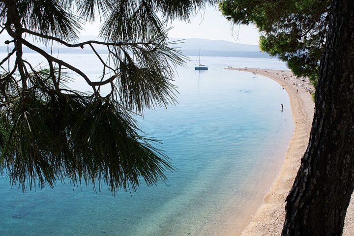 A praia da Zlatni Rat Ã© considerada por muitos a mais bonita do paÃ­s. Com Ã¡guas claras e calmas onde famÃ­lias aproveitam o verÃ£o.  