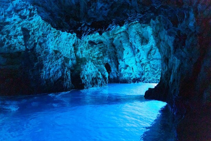 E é justamente essa cor que fascina os visitantes na Gruta Azul, em Bisevo.  A caverna é uma das atrações naturais mais conhecidas na costa do Adriático e muito popular pelo brilho azul-claro refletido em certas horas do dia.