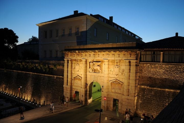 Zadar também tem muralhas dos séculos 8 e 11 no entorno da cidade. Patrimônios que se juntam a igrejas e conventos na antiguidade. 