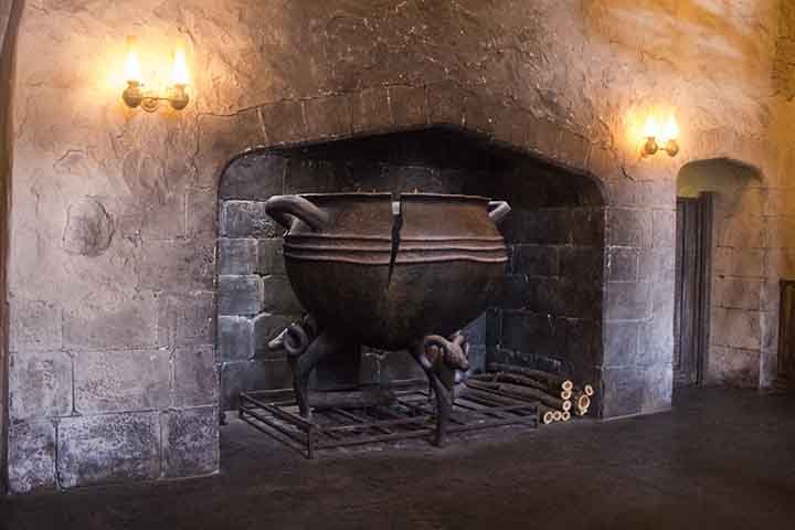 Com a escavaÃ§Ã£o, eles encontraram nÃ£o apenas os caldeirÃµes, mas tambÃ©m outros artefatos. Eles foram encaminhados Ã  Academia Mongol de CiÃªncias, para anÃ¡lise de especialistas.