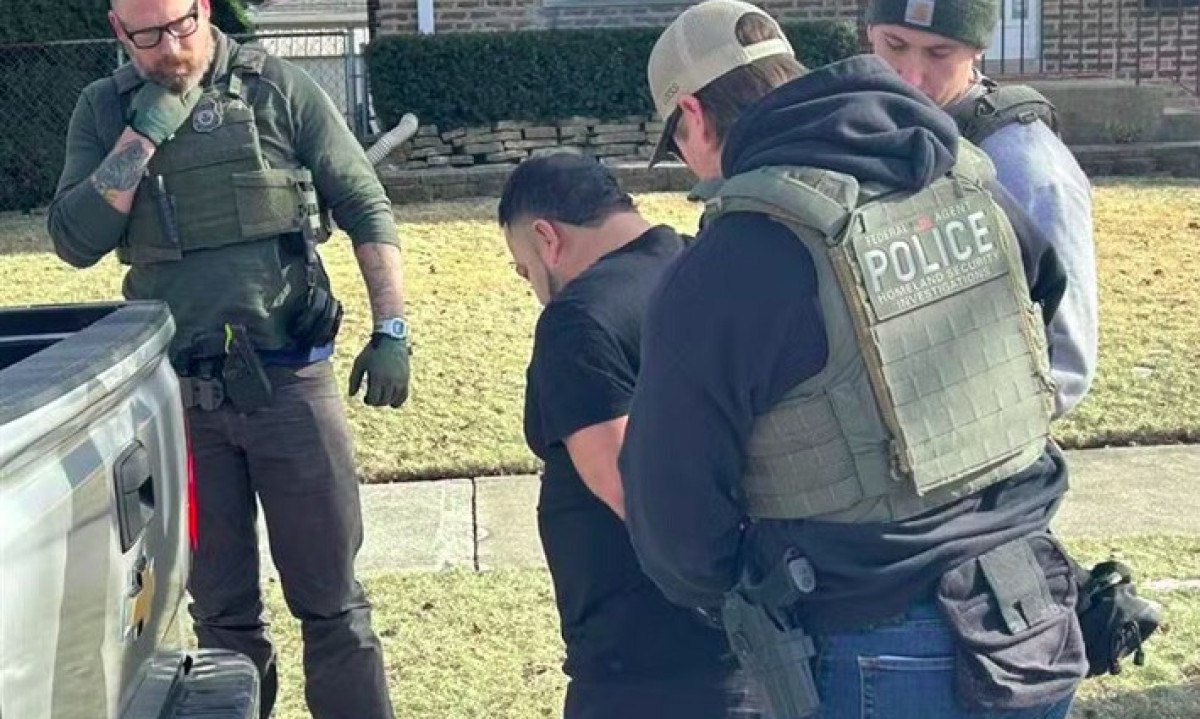 "Prisões planejadas de estrangeiros imigrantes ilegais criminosos conhecidos e que representam uma ameaça à segurança nacional ou à segurança pública", acrescentou o comunicado. -  (crédito: Serviço de Imigração e Controle de Alfândega dos EUA)