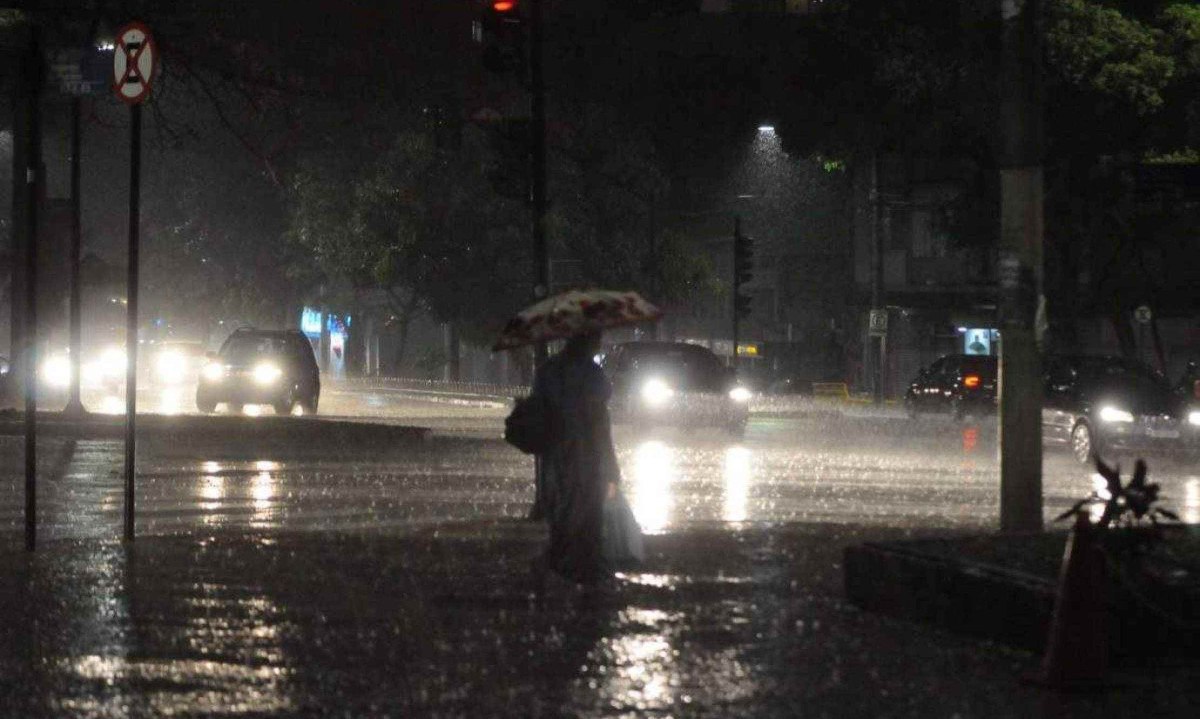 Com temporal desta madrugada, a Região Centro-Sul de BH registrou 20% do volume de chuva esperado para janeiro -  (crédito: Tulio Santos/EM/D.A Press)