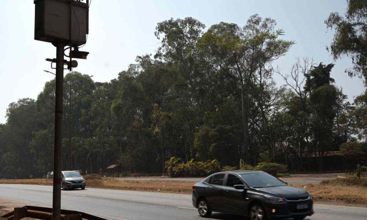 Apenas 0,1% dos veículos que passam pelos radares são multados -  (crédito: Leandro Couri/EM/D.A.Press)