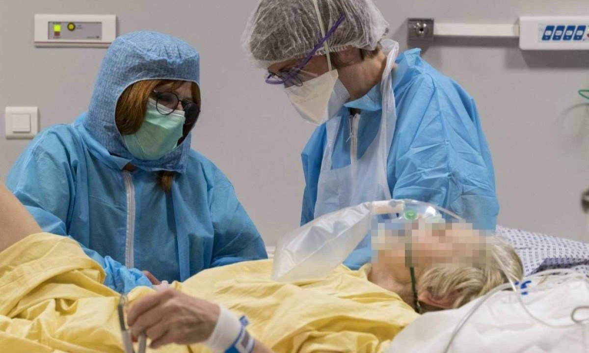  Equipe médica trata um paciente com COVID-19 no Hospital Louis Pasteur, na França, em 26 de março de 2020 -  (crédito: SEBASTIEN BOZON / AFP)