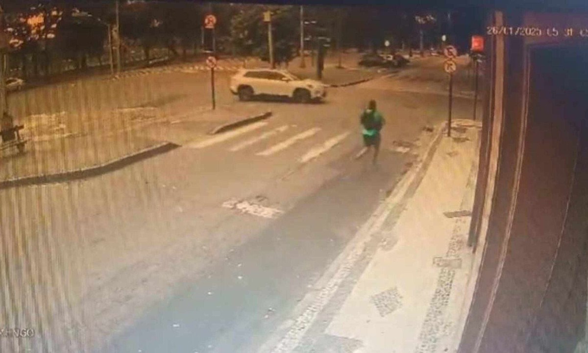 Frame de vídeo de homem com colete à prova de balas correndo na direção do Jeep dirigido pelo sargento PM que foi morto -  (crédito: Reprodução/Dailymotion)