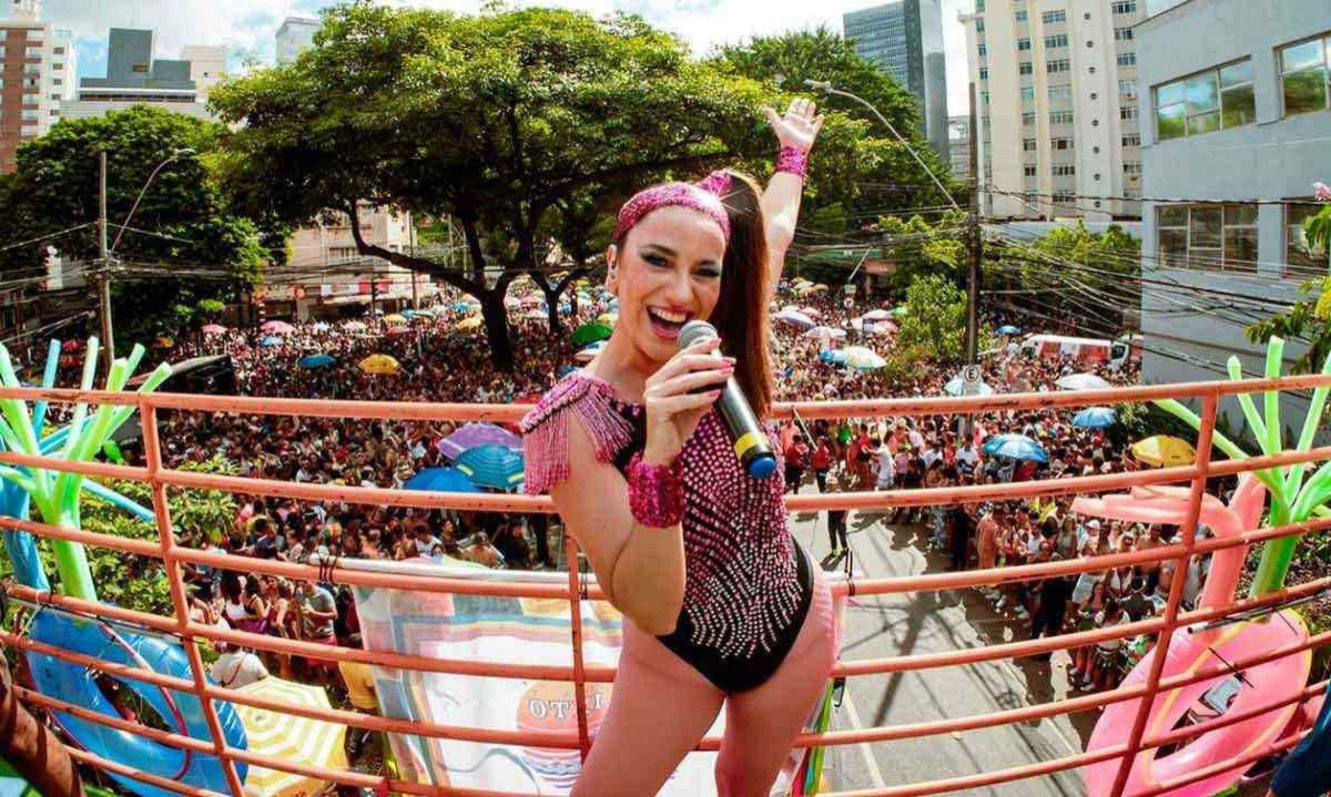 Aline Calixto no desfile de 2024, que arrastou multidão de foliões em BH - (crédito: Facebook/reprodução) Aline Calixto no desfile de 2024, que arrastou multidão de foliões em BH - (crédito: Facebook/reprodução)