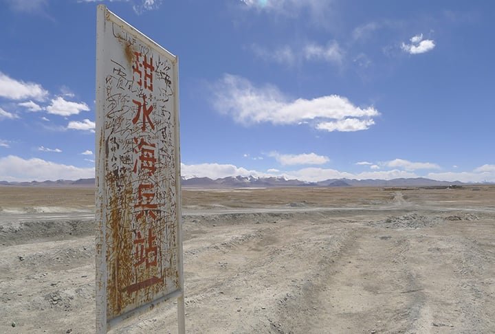 Ainda no tema da Ufologia, outro ponto que se destaca por isso é Aksai Chin, na Cordilheira do Himalaia. Os poucos moradores da região afirmam que objetos voadores são vistos com frequência por ali, o que faria de Aksai Chin uma espécie de aeroporto de OVNIs. 