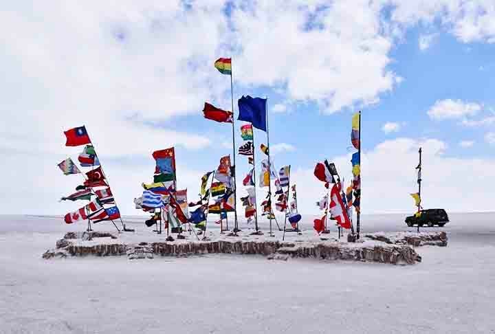A Praça das Bandeiras, por sua vez é um marco simbólico que celebra a diversidade e a união de diferentes países. Muitas foram deixadas por turistas que visitaram o local.