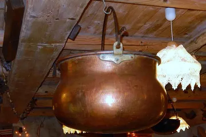 Por meio deste estudo, eles poderiam revelar algo sobre a dieta das pessoas que utilizaram os caldeirões. Com isso, os cientistas descobriram outros caldeirões semelhantes que já foram utilizados como recipientes de cozimento para carne. 