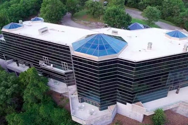 "Mansão mais feia do mundo", erguida nos anos 1990, está abandonada - reprodução/Evergreen Investments