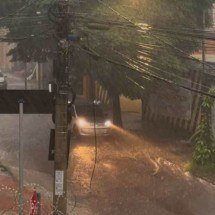 Chove granizo em BH na noite desta segunda-feira (27/1) - Anderson Siqueira/Reprodução