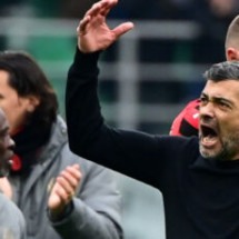 Técnico e capitão de gigante europeu brigam e têm que ser separados em campo