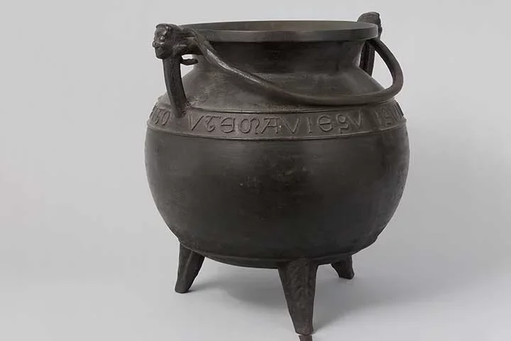 “Nossos dados sugerem que os dois caldeirões específicos do norte da Mongólia foram usados para coletar o sangue de animais ruminantes durante o abate e provavelmente foram uma parte importante da produção de alimentos.