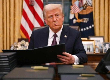 Donald Trump assinou uma série de ordens executivas no primeiro dia de governo -  (crédito: Jim WATSON / AFP)