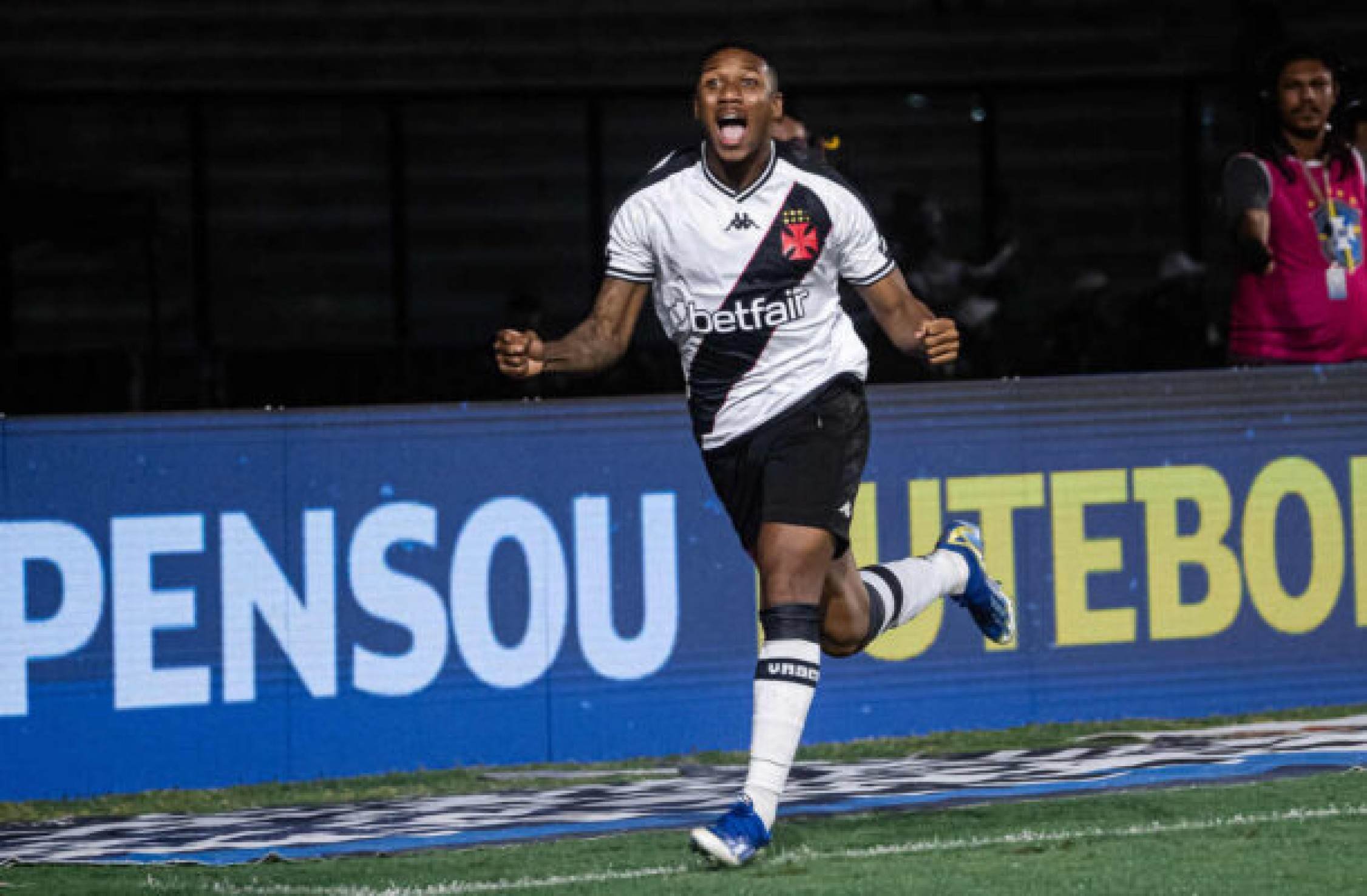 Vasco acerta empréstimo de Leandrinho ao futebol saudita