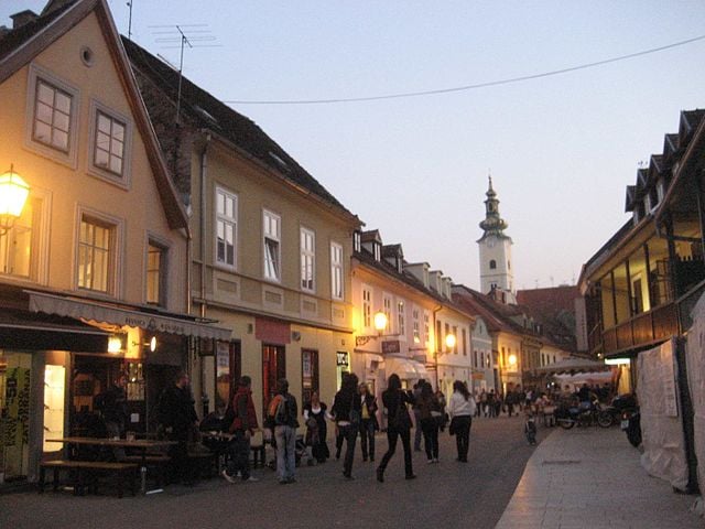 Rua Tkal?i?eva- A rua no Centro de Zagreb é muito movimentada por ter vários cafés, bares e restaurantes que transformam o local num point dia e noite.