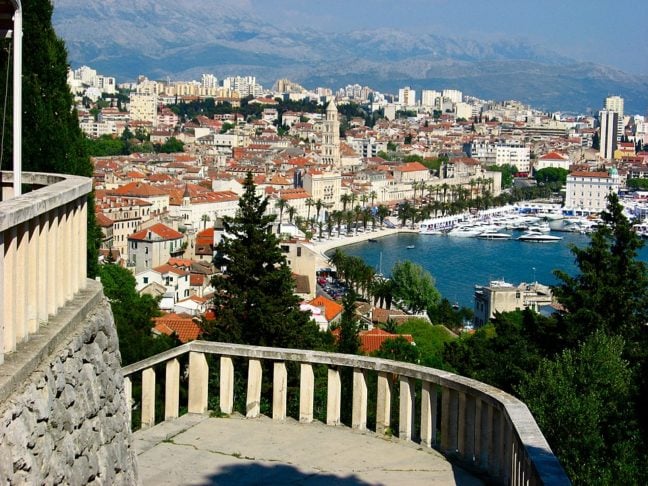 Split - Outra belíssima cidade croata. Fica numa pequena península na margem oriental do Mar Adriático, na base dos montes Kozjak e Mosor. Tem praias que atraem os turistas. 