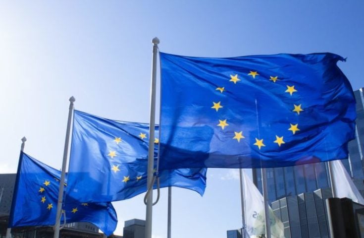 A Croácia tornou-se o segundo país formado a partir da ex-Iugoslávia a ingressar na UE, após a Eslovênia em 2004. Fundada em 1/11/1993, a União Europeia engloba justamente 27 países - e a Croácia é o mais novo integrante. 