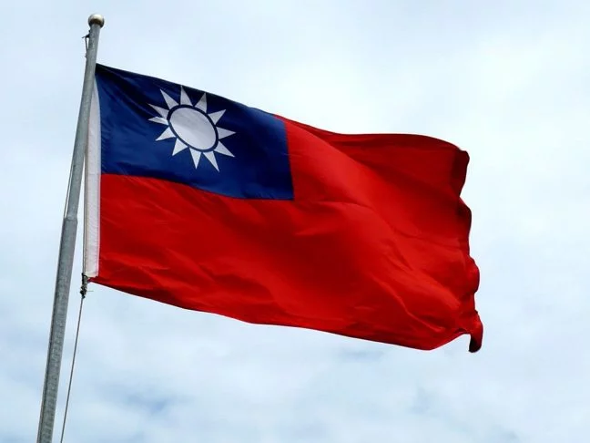Porém, nem tudo são flores. Em 2022, o governo de Taiwan proibiu o uso do RedNote por funcionários públicos devido a preocupações com a segurança de dados.-domínio público