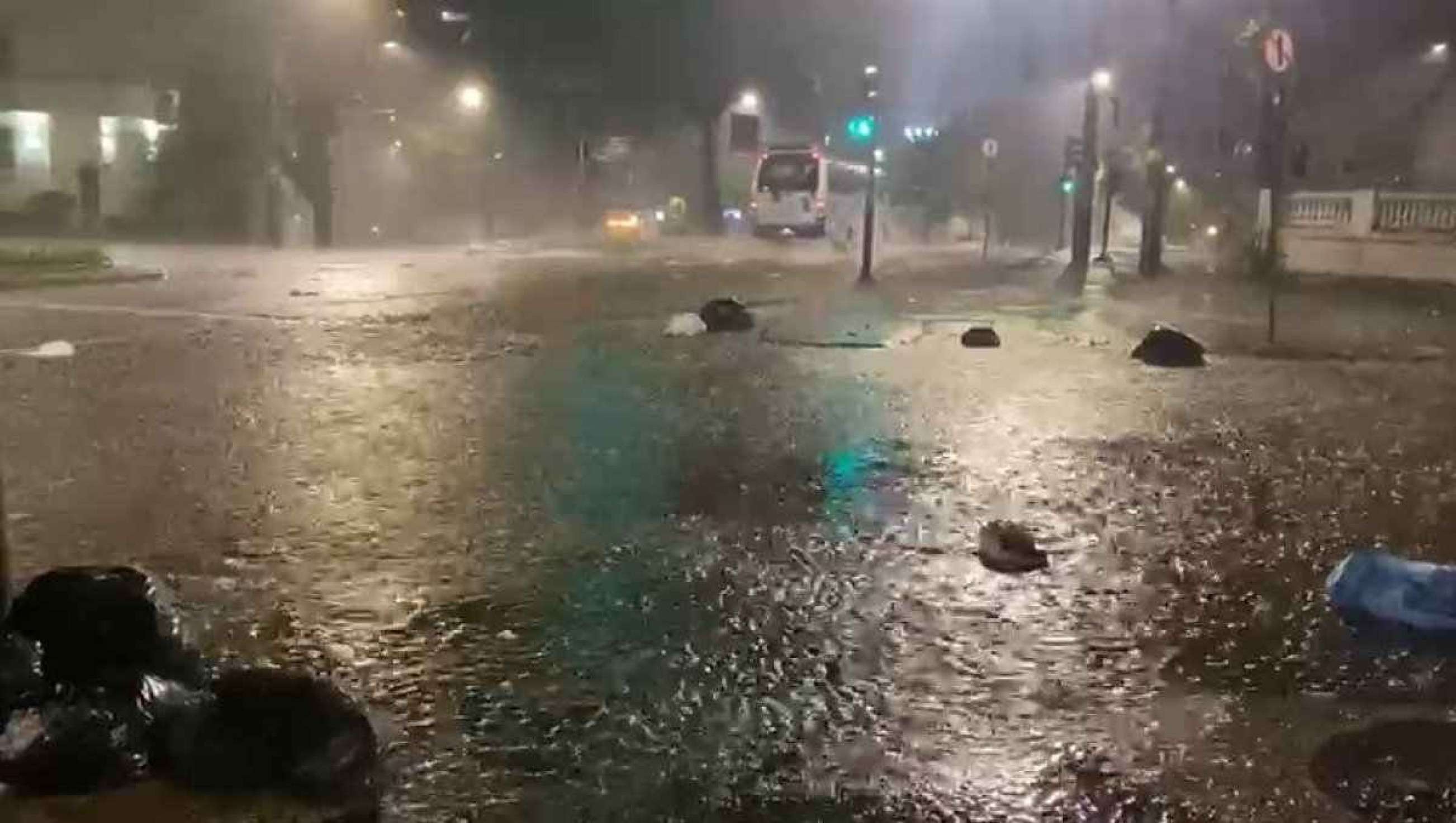 BH: bueiros entupidos provocam alagamento na Avenida Getúlio Vargas