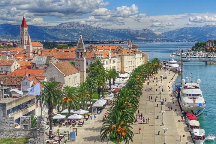 Sua rica cultura foi influenciada por gregos, romanos e venezianos. A cidade reúne palácios, igrejas, torres, fortalezas, todos numa pequena ilha, inscrita em 1997 na lista do Patrimônio da Humanidade da UNESCO.